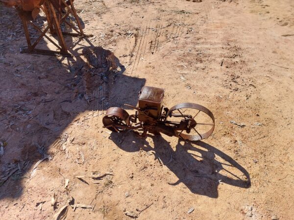 Single Row Planter Vintage - Image 4