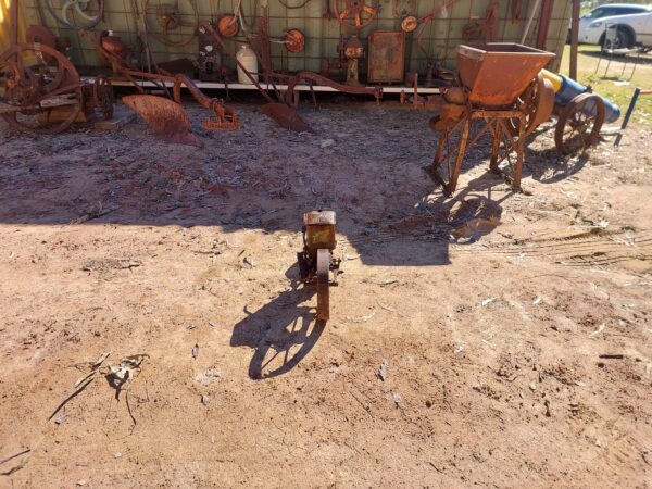 Single Row Planter Vintage - Image 3